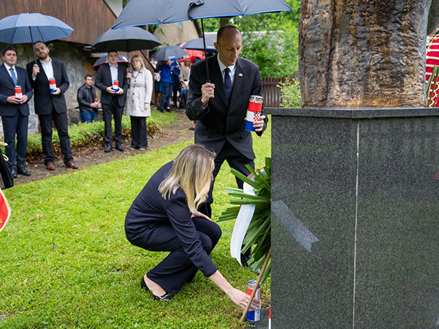 Odavanje počasti dr. Anti Starčeviću u Velikom Žitniku kod spomen-doma                                                                                                                                                                                    