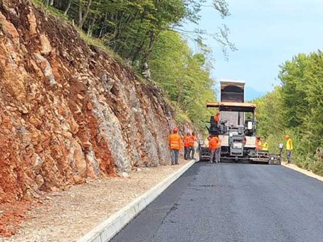 Asfaltiranje dijela ceste između Visuća i Donjeg Lapca                                                                                                                                                                                                    