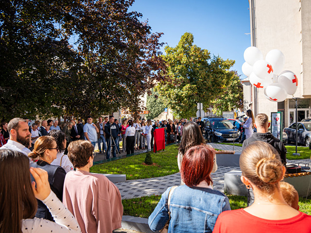 Park Hrvatskog Crvenog križa u Gospiću, koji su ranijih godina održavali volonteri                                                                                                                                                                        