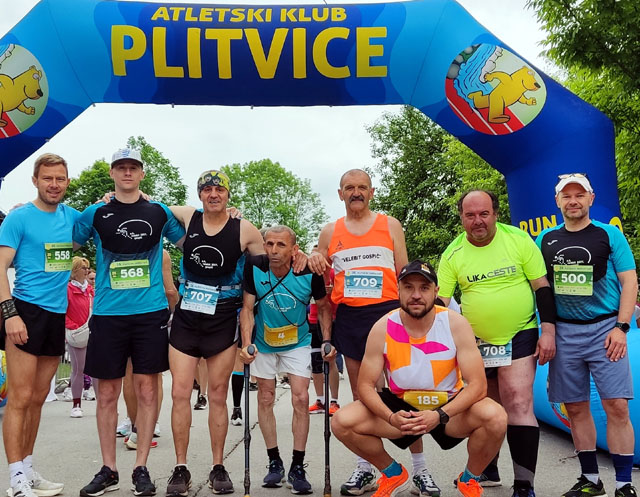 Gospićki atletičari uoči starta plitvičkog maratona/Snimio Josip Milinković                                                                                                                                                                               