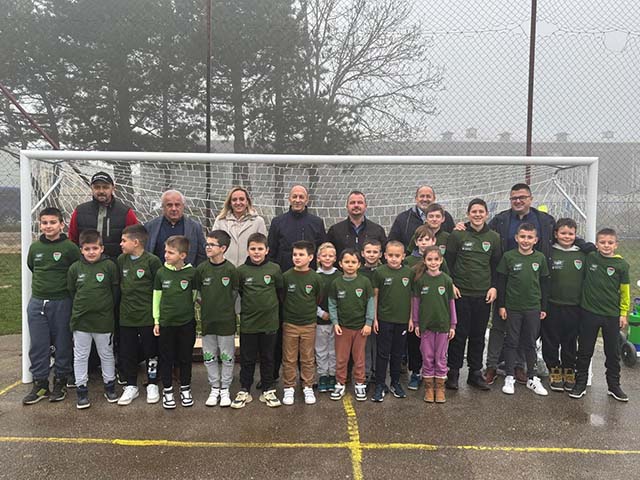 Ponosni nogometaši u novim dresovima i u novom golu                                                                                                                                                                                                       