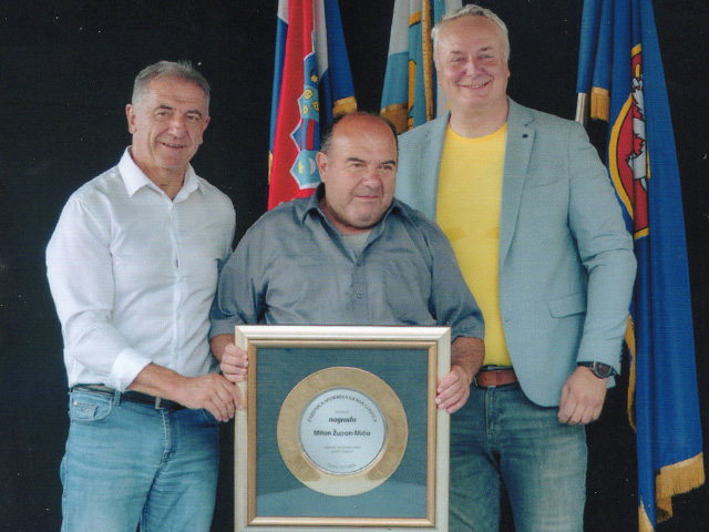 Županu su Plaketu uručili gradonačelnik Milinović i predsjednik Zajednice sportoma Tušak                                                                                                                                                                  