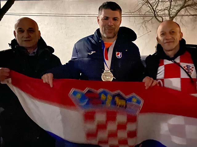 Pešić (sredina) s gradonačelnikom i županom na dočeku u  Senju                                                                                                                                                                                            