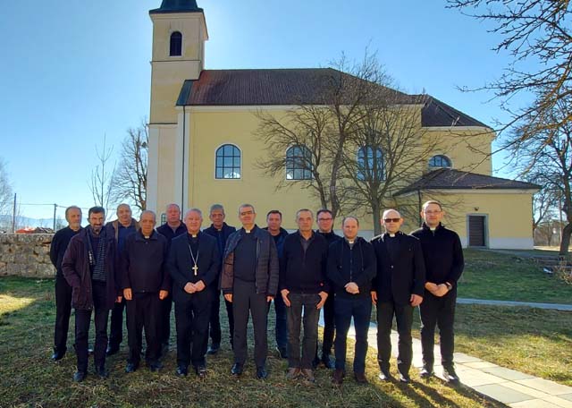 Sudionici duhovnih vježbi kod župne sv. Josipa u Ličkom Osiku                                                                                                                                                                                             