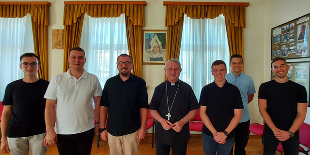 Bogoslovi kod msg. biskupa Zdenka Križića                                                                                                                                                                                                                 