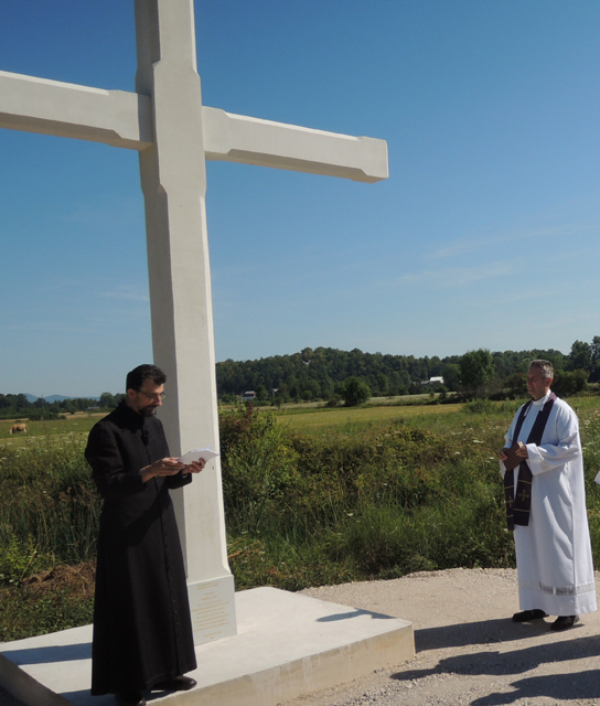 Dona Kaćunko i msgr. Miličević prilikom blagoslova križa posvećenog Nikoli Tesli u Smiljanu/Snimio Marko Čuljat                                                                                                                                           