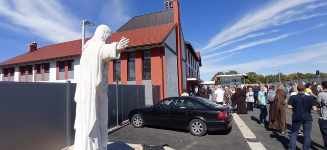 Okupljanje vjernika i uzvanika u dvorištu novoizgrađenog Samostana karmelićanki u Gospiću/Snimio Marko Čuljat                                                                                                                                             