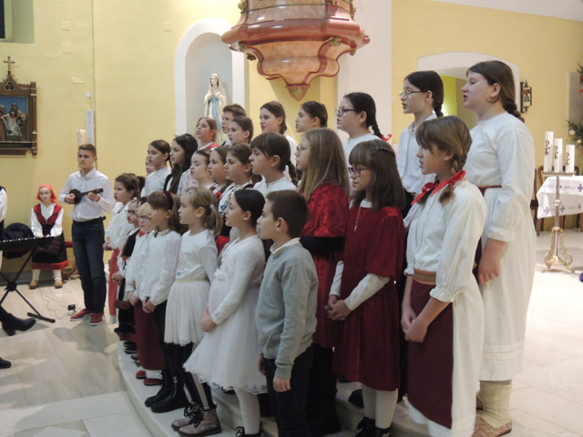 NAstup osnovnoškolske Degenije uz pratnju tamburice/Snimio Marko Čuljat                                                                                                                                                                                   