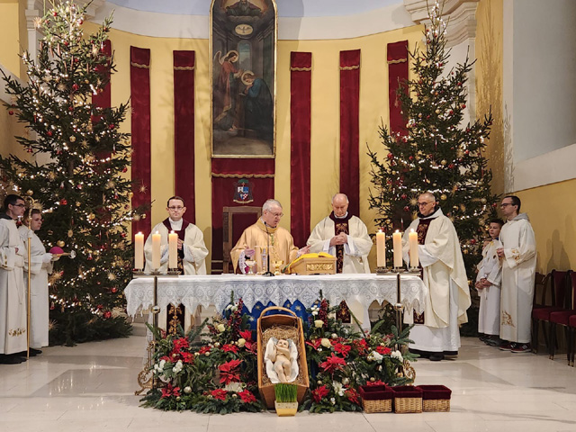 Za vrijeme noćašnje svete mise u Gospiću/Snimio Mila Starčević                                                                                                                                                                                            