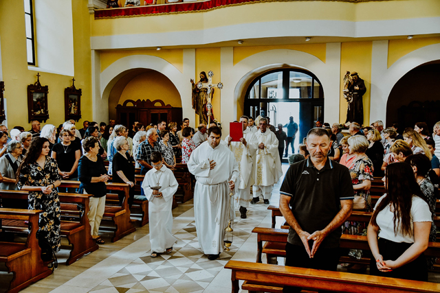 Proicesija u gospićkoj katedrali                                                                                                                                                                                                                          