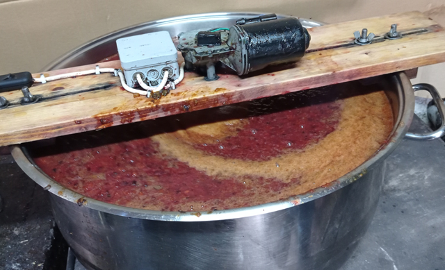 Električna mješalica za pekmez kod MAjetića/Snimio Marko ČULJAT                                                                                                                                                                                           