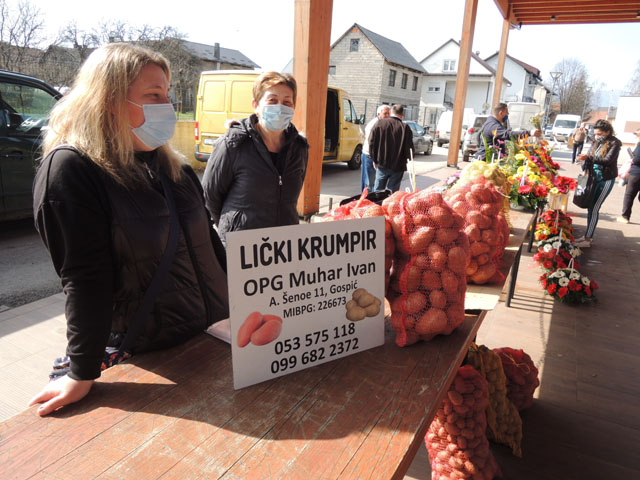Ponuda obitelji Muhar na gospićkoj placi petkom                                                                                                                                                                                                           