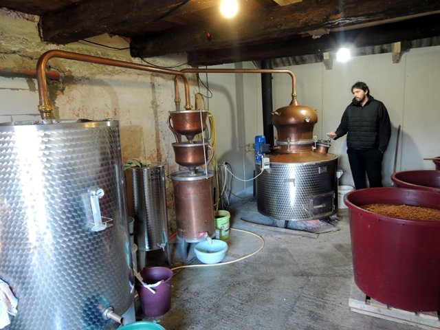 Pave ml. ponosan je suvremenim kotlom u svojoj pecari/Snimio Marko Čuljat                                                                                                                                                                                 