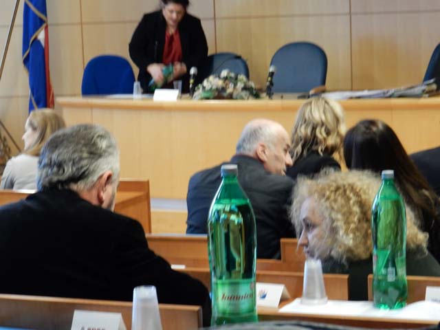 Ljudikanje prije sjednice u Gospiću                                                                                                                                                                                                                       