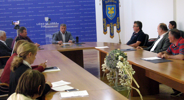 Sudionici današnjeg sastanka i potpisivanja ugovora u Županiji                                                                                                                                                                                            