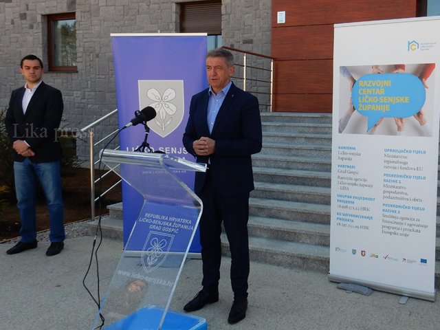 Milinović i dožupan Nekić na današnjoj tiskovnoj konferenciji u Pazariškoj ulici u Gospiću
                                                                                                                                                              