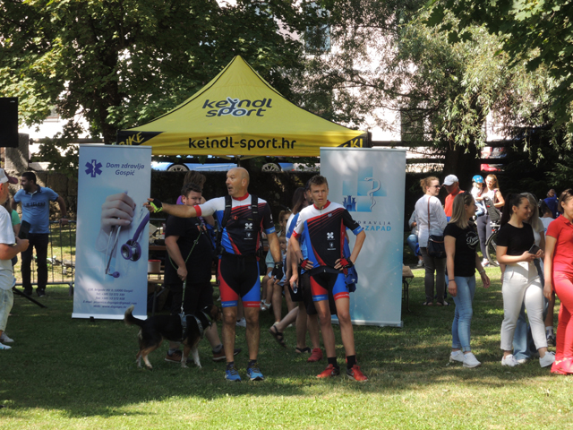 Okupljanje je bilo u hladoivini starih stabala parkica Kolakovac iznad istoipeme podzemne rijeke                                                                                                                                                          