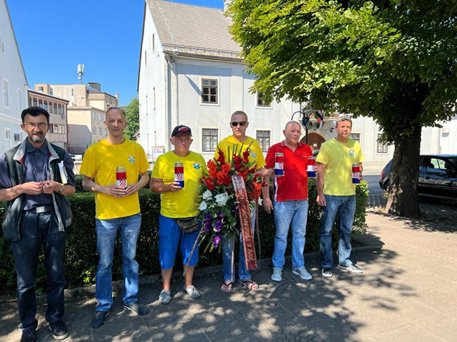 Odavanje počasti kod spomenika i ...                                                                                                                                                                                                                      