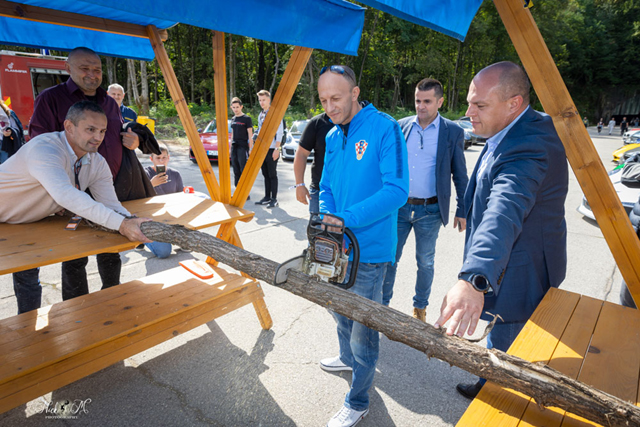 NAtjecanje je Petry otvorio motorkom s gasaom do daske                                                                                                                                                                                                    