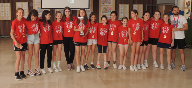 Gospićke zlatne rukometašice i trener Vanja Antić/Snimio Marko ČULJAT                                                                                                                                                                                     